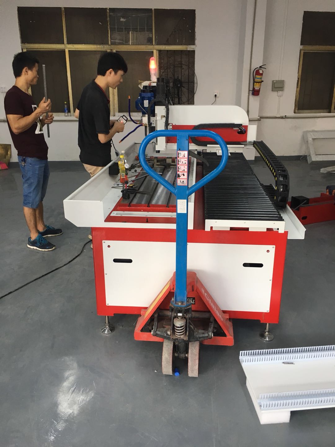 數(shù)控自動(dòng)鉆孔機(jī)出貨山東！